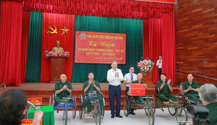 Tổng Bí thư Tô Lâm thăm, tặng quà Trung tâm Điều dưỡng thương binh Thuận Thành (phường Ninh Xá, tỉnh Bắc Ninh) ngày 15/7/2025.