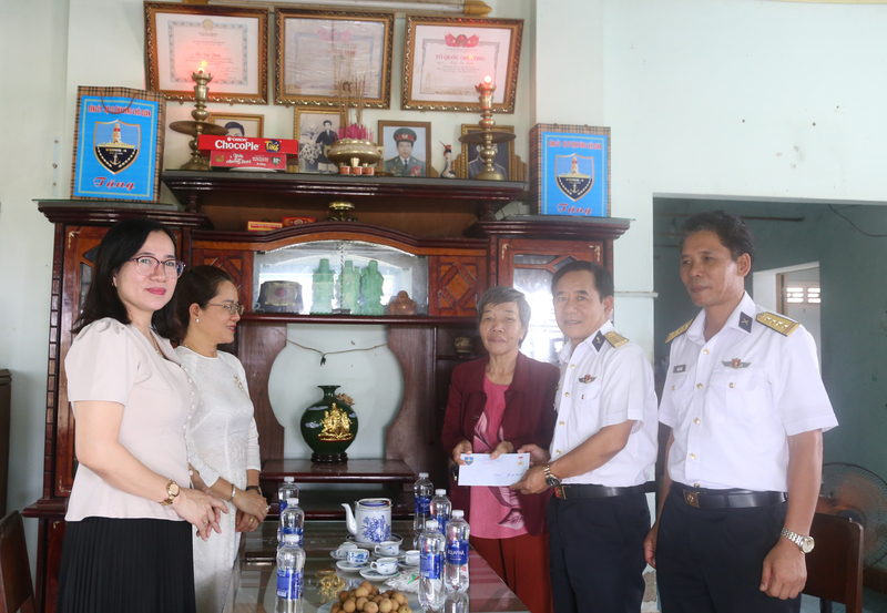 Đại diện Bộ Tư lệnh Vùng 4 đã đến thăm, thắp hương và động viên một số thân nhân liệt sĩ tại địa phương. Ảnh: Thanh Hoàng