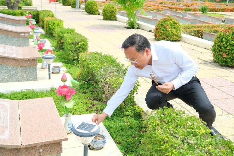 Thứ trưởng Bộ Công Thương Nguyễn Hoàng Long thắp hương tại phần bia mộ của các anh hùng liệt sĩ