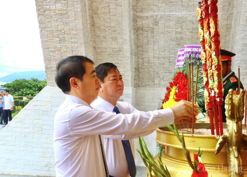 Bí thư Tỉnh ủy Nghiêm Xuân Thành, Chủ tịch UBND tỉnh Trần Quốc Nam dâng hương tưởng niệm các anh hùng liệt sĩ.