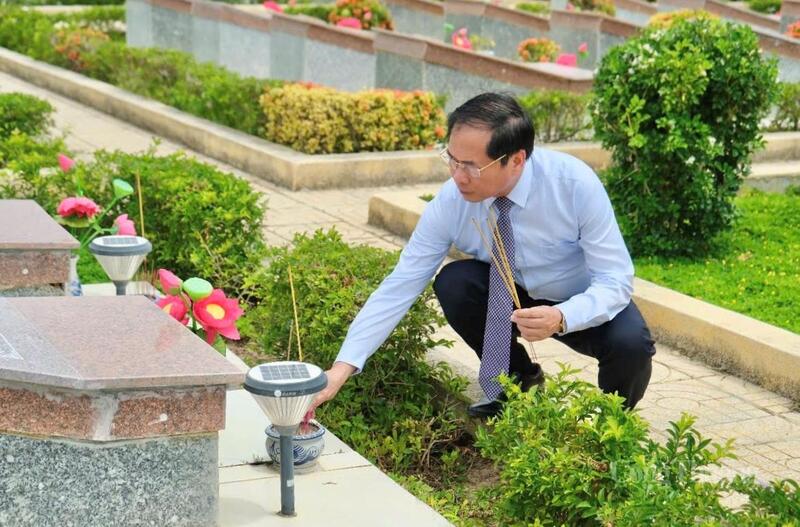 Phó Thủ tướng Chính phủ Bùi Thanh Sơn thắp hương tưởng nhớ các anh hùng liệt sĩ