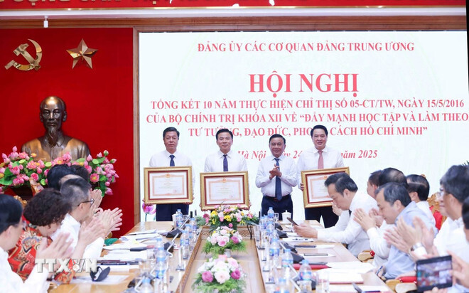 Đồng chí Trần Cẩm Tú, Ủy viên Bộ Chính trị, Thường trực Ban Bí thư, Bí thư Đảng ủy các cơ quan Đảng Trung ương trao Bằng khen của Thủ tướng Chính phủ cho các tập thể, cá nhân có thành tích xuất sắc. Ảnh: TTXVN