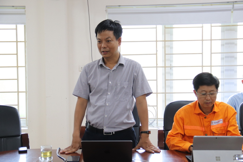 Ông Tạ Hữu Hùng, Giám đốc Công ty Thủy điện Bản Vẽ báo cáo với Đoàn kiểm tra. Ảnh: Thanh Tuấn