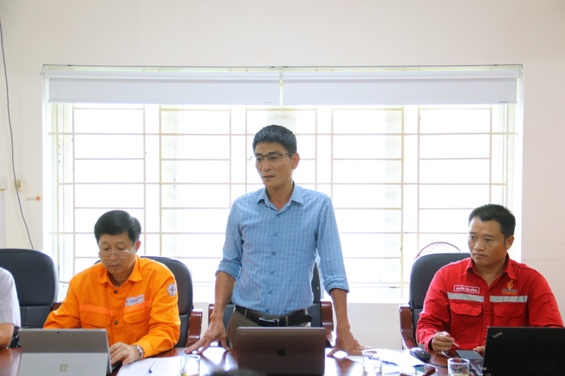 Ông Đoàn Văn Trường, Phó Giám đốc Công ty Cổ phần Thủy điện Hủa Na báo cáo về tình hình Nhà máy Thuỷ điện Nậm Nơn. Ảnh: Thanh Tuấn