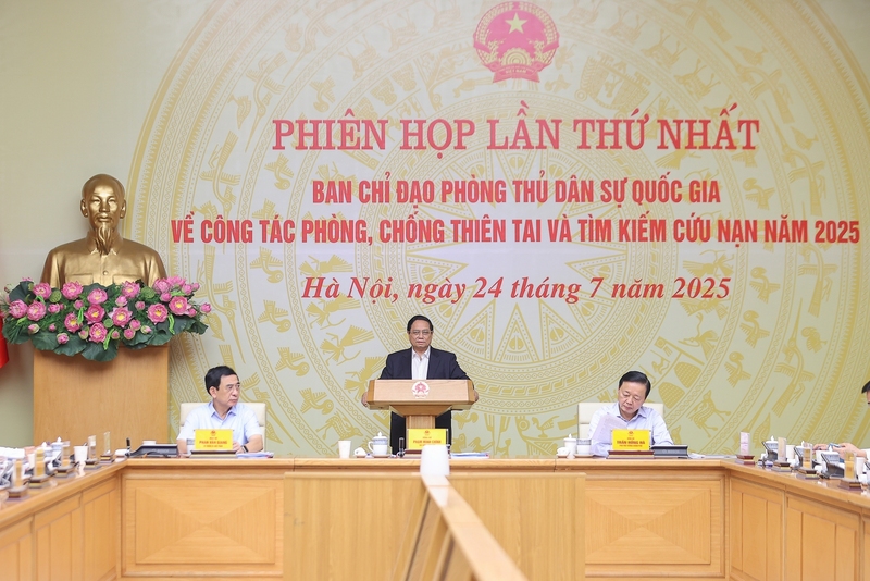 Thủ tướng yêu cầu, trong hoạt động phòng thủ dân sự phải tuân thủ 3 nguyên tắc cơ bản: Phòng ngừa phải từ sớm, từ xa, từ khi chưa xảy ra sự cố; ứng phó phải bình tĩnh, sáng suốt, kịp thời, phù hợp, an toàn, hiệu quả; khắc phục phải chung tay, cơ bản, toàn dân, toàn diện, toàn phần. Ảnh: VGP/Nhật Bắc