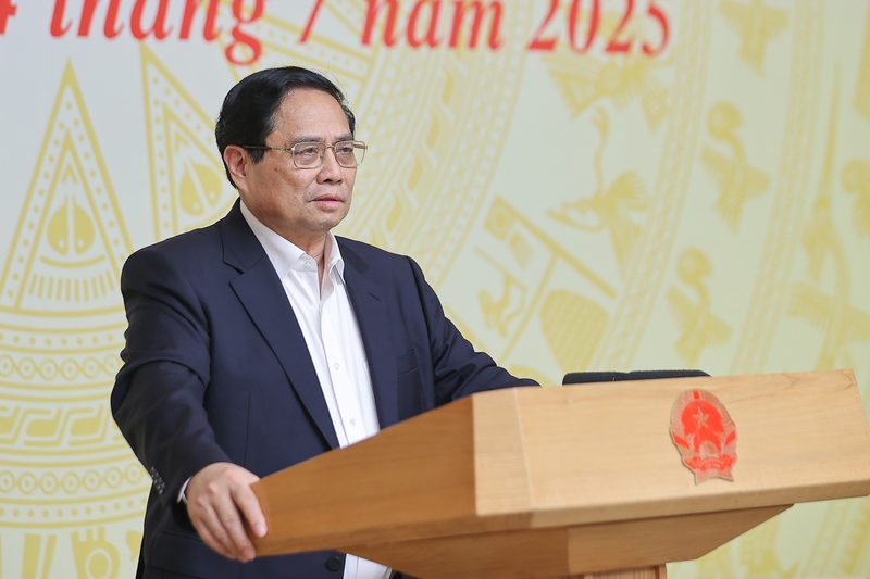 Thủ tướng Phạm Minh Chính nhấn mạnh, phải thay đổi căn bản về tư duy: Dứt khoát chuyển từ bị động ứng phó sang chủ động phòng ngừa, ứng phó phải hiệu quả, kịp thời, khắc phục phải hiệu quả. Ảnh: VGP/Nhật Bắc