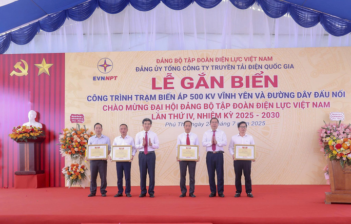 Lãnh đạo Đảng uỷ và Công đoàn EVN trao Bằng khen cho các đơn vị có thành tích xuất sắc trong việc triển khai dự án.