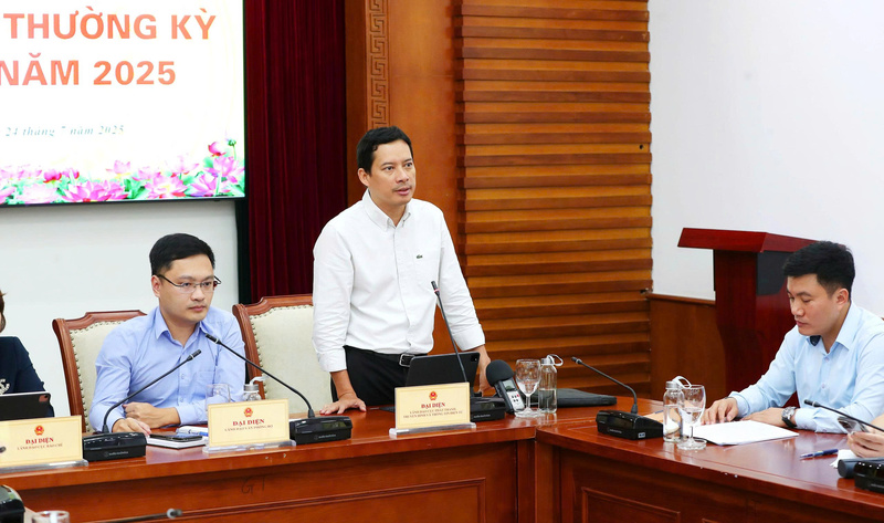 Cục trưởng Cục Phát thanh, Truyền hình và Thông tin điện tử Lê Quang Tự Do thông tin tại buổi họp báo. Ảnh: Trần Huấn