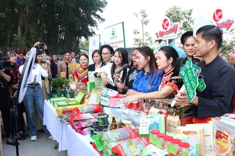 Có câu chuyện, sản phẩm vùng dân tộc sẽ dễ dàng đến với người tiêu dùng