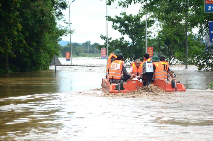 Quân khu 4 đã huy động hơn 3.000 cán bộ, chiến sĩ cùng lực lượng dân quân trực tiếp đến các điểm ngập lụt để hỗ trợ nhân dân. Ảnh: Quốc Huy