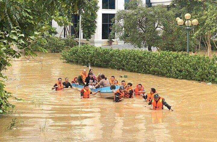Nhiều nơi ngập sâu, lực lượng chức năng cũng rất vất vả mới đưa người dân qua vùng ngập lụt. Ảnh: Công an Nghệ An