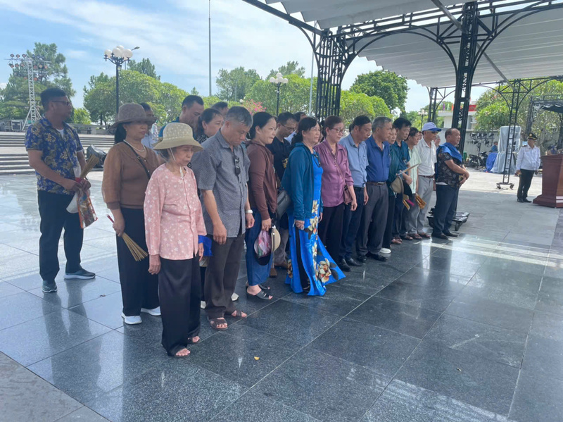 Đoàn làm lễ dâng hương tại Nghĩa trang Đường 9. Ảnh: NT