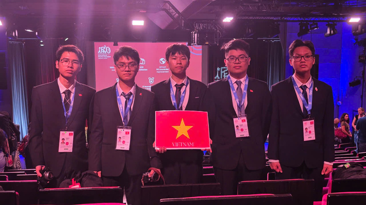 Học sinh Việt Nam dự thi Olympic Vật lý Quốc tế (IPhO) 2025. Ảnh: Bộ Giáo dục và Đào tạo