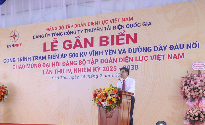 Ông Nguyễn Hữu Tuấn - Phó Bí thư Đảng uỷ EVN phát biểu.