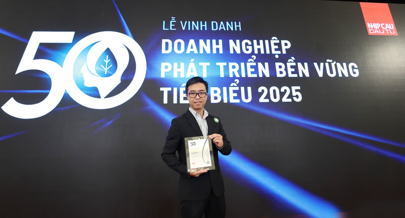 Ông Nguyễn Quốc Huy, Phó trưởng Phòng Truyền thông và Thương hiệu của Imexpharm, đại diện công ty nhận kỷ niệm chương CSA 2025. Ảnh Imexpharm