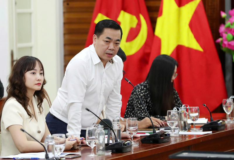 Phó Cục trưởng Cục Nghệ thuật biểu diễn Trần Hướng Dương trả lời báo chí tại buổi họp báo. Ảnh: Trần Huấn