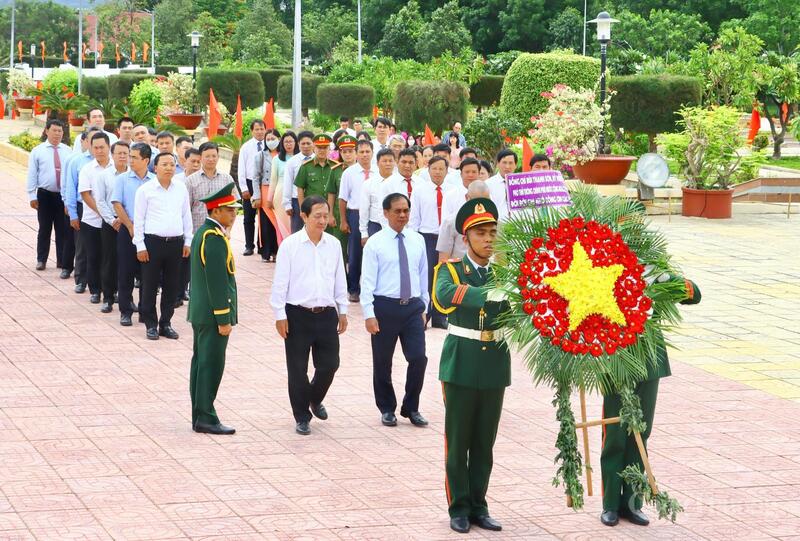 Ủy viên Trung ương Đảng, Phó Thủ tướng Chính phủ Bùi Thanh Sơn cùng đoàn công tác Trung ương dâng hoa, dâng hương tưởng niệm các anh hùng liệt sĩ