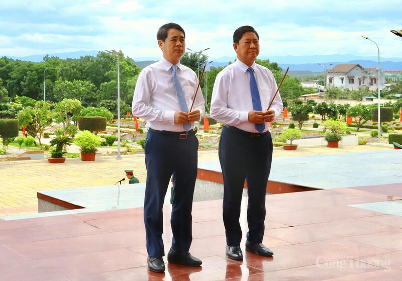 Bí thư Tỉnh ủy Nghiêm Xuân Thành, Chủ tịch UBND tỉnh Trần Quốc Nam dâng hương tưởng niệm các anh hùng liệt sĩ