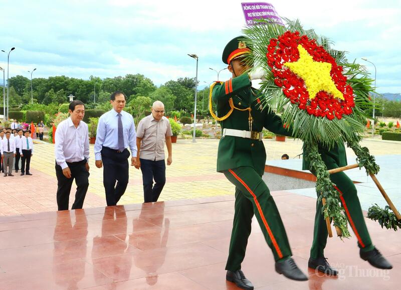 Các đại biểu tiến hành dâng hoa, dâng hương tưởng niệm các anh hùng liệt sĩ