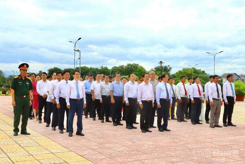 Trong không khí trang nghiêm và thành kính, Phó Thủ tướng Chính phủ Bùi Thanh Sơn cùng các đại biểu đã ôn lại kỷ niệm 78 năm Ngày Thương binh - Liệt sĩ
