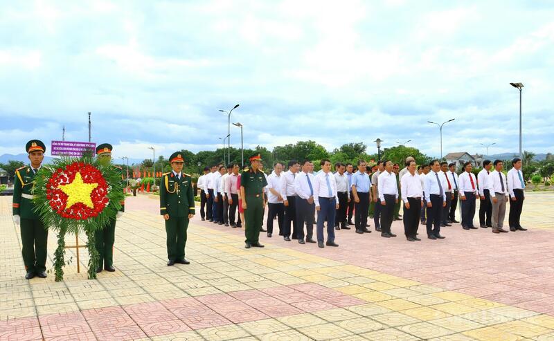 Ủy viên Trung ương Đảng, Phó Thủ tướng Chính phủ Bùi Thanh Sơn cùng đoàn công tác Trung ương dâng hoa, dâng hương tưởng niệm các anh hùng liệt sĩ