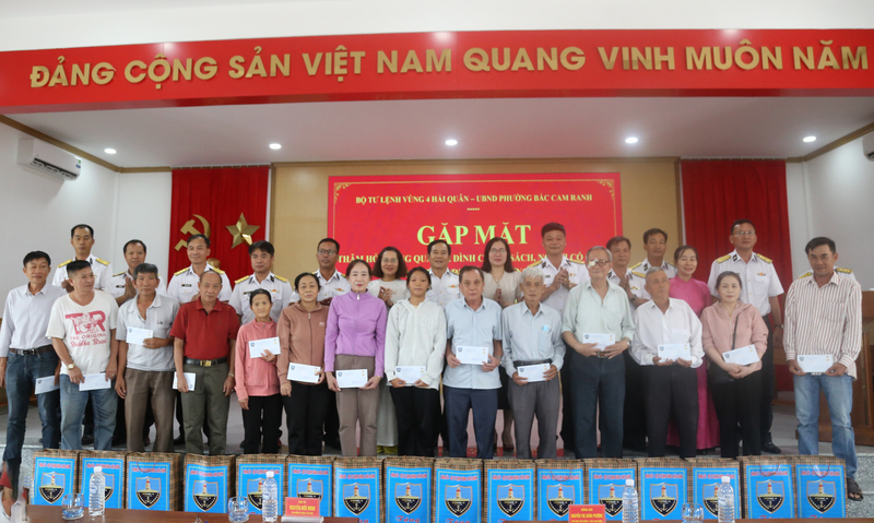 Tặng quà các gia đình chính sách, người có công với cách mạng trên địa bàn