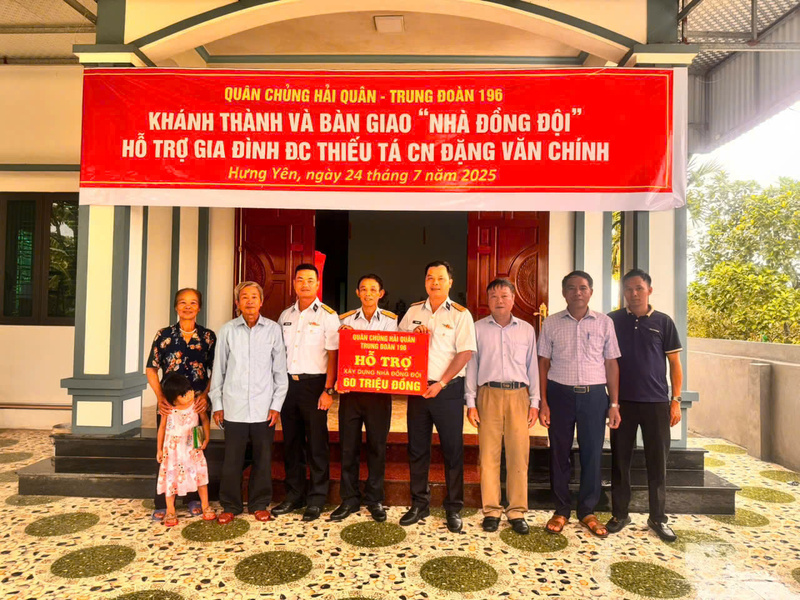 Trung đoàn 196 hỗ trợ gia đình Thiếu tá chuyên nghiệp Đặng Văn Chính. Ảnh: HQ