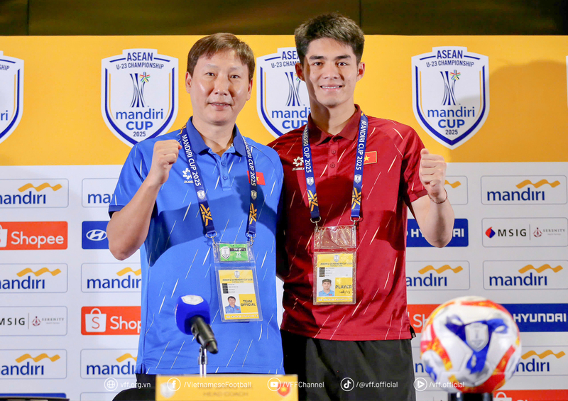 HLV Kim Sang Sik và thủ thành Nguyễn Trung Kiên tại cuộc họp báo trước trận U23 Việt Nam gặp U23 Philippines tại bán kết giải U23 Đông Nam Á 2025. Ảnh: VFF