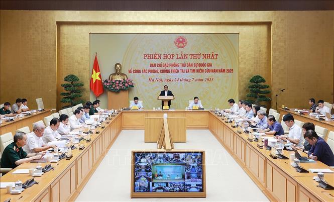Chiều 24/7/2025, tại Hà Nội, Thủ tướng Phạm Minh Chính, Trưởng Ban Chỉ đạo Phòng thủ dân sự quốc gia chủ trì Phiên họp lần thứ nhất của Ban Chỉ đạo về công tác phòng, chống thiên tai và tìm kiếm cứu nạn năm 2025. Ảnh: Dương Giang-TTXVN