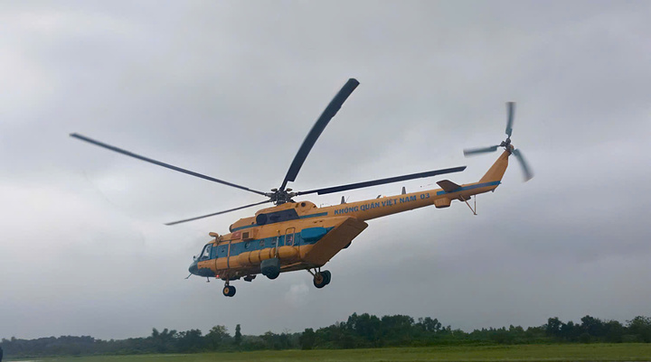 Cận cảnh trực thăng Mi-171 xuyên mưa lũ cứu hộ tại Tương Dương, Nghệ An - 3