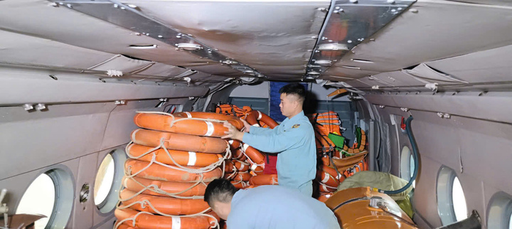 Cận cảnh trực thăng Mi-171 xuyên mưa lũ cứu hộ tại Tương Dương, Nghệ An - 4