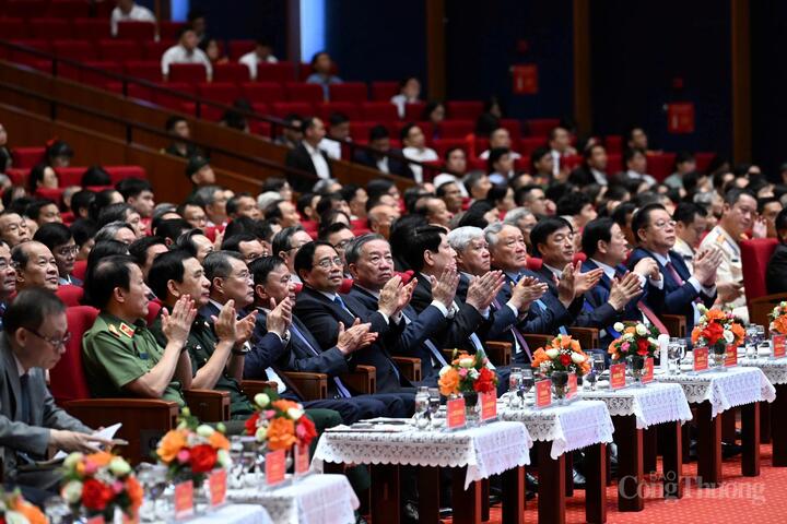 Tổng Bí thư Tô Lâm, Chủ tịch nước Lương Cường, Thủ tướng Phạm Minh Chính cùng các đồng chí lãnh đạo Đảng, Nhà nước, các bộ, ban, ngành dự chương trình