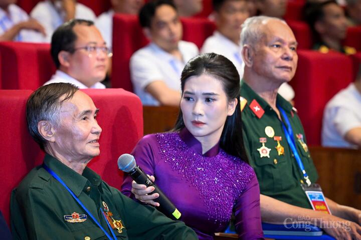 Chương trình Gặp mặt người có công, nhân chứng lịch sử năm 2025 đã chạm đến trái tim khán giả, rất nhiều giọt nước đã lăn dài khi nghe những chứng nhân lịch sử chia sẻ câu chuyện của họ