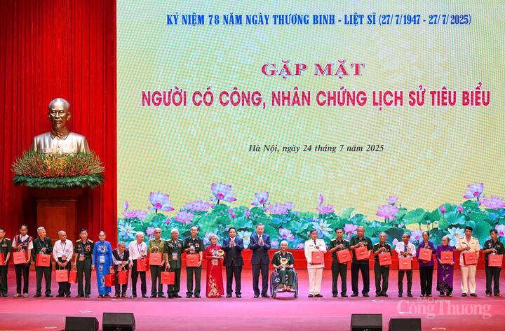 Tổng Bí thư Tô Lâm, Thủ tướng Phạm Minh Chính cùng lãnh đạo Đảng, Nhà nước trao tặng quà cho những người có công, nhân chứng lịch sử tiêu biểu