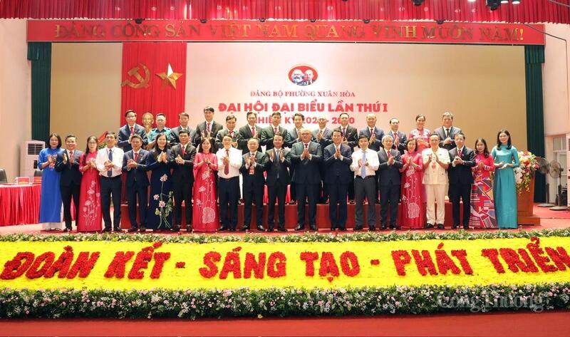 Bí thư Tỉnh ủy Phú Thọ Đặng Xuân Phong và các đại biểu chúc mừng Ban Chấp hành Đảng bộ phường Xuân Hòa nhiệm kỳ 2025 – 2030. Ảnh: Thu Thủy
