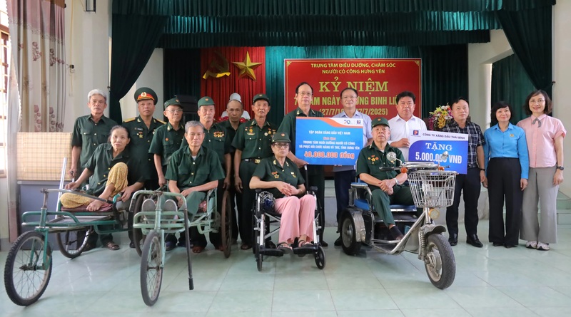 Phó Bí thư Thường trực Đảng ủy Petrolimex Đặng Trần Hiếu cùng Lãnh đạo Công đoàn Xăng dầu Việt Nam, lãnh đạo Petrolimex Thái Bình trao quà tặng các thương bệnh binh và cán bộ Trung tâm Điều dưỡng, chăm sóc người có công tỉnh Hưng Yên. Ảnh: Petrolimex