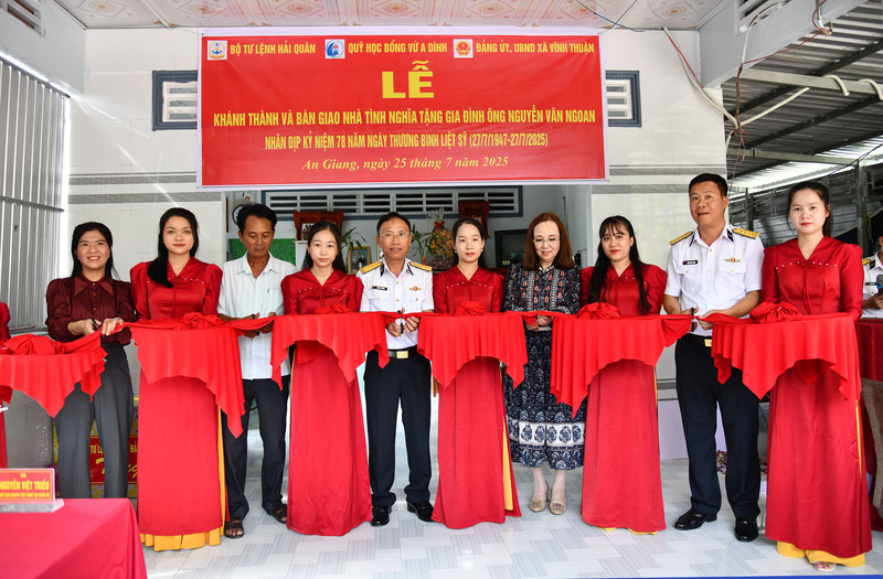 Đại tá Ngô Văn Thành (thứ 5 từ trái sang) cùng các đại biểu cắt băng khánh thành nhà tình nghĩa tặng gia đình thương binh Nguyễn Văn Ngoan