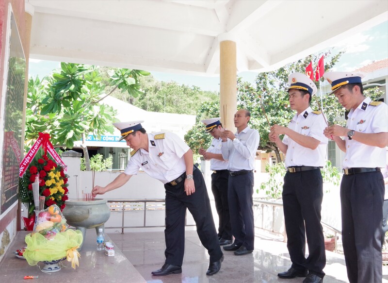 Đại diện lãnh đạo Học viện Hải quân dâng hương tưởng niệm các anh hùng liệt sĩ tàu 235 thuộc Đoàn tàu không số. Ảnh: HVHQ