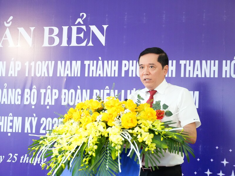 Đồng chí Bùi Lê Cường – Ủy viên Ban Thường vụ Đảng ủy, Thành viên Hội đồng thành viên EVNNPC phát biểu tại buổi lễ