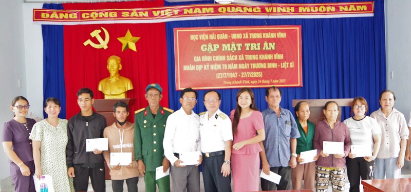 Đại diện lãnh đạo Học viện Hải quân tặng quà gia đình chính sách tại xã Trung Khánh Vĩnh, tỉnh Khánh Hòa. Ảnh: HVHQ