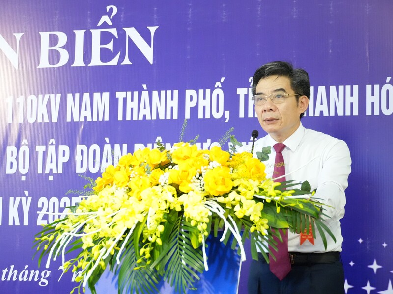 Đồng chí Nguyễn Hữu Tuấn – Phó Bí thư Thường trực Đảng ủy EVN phát biểu tại buổi lễ