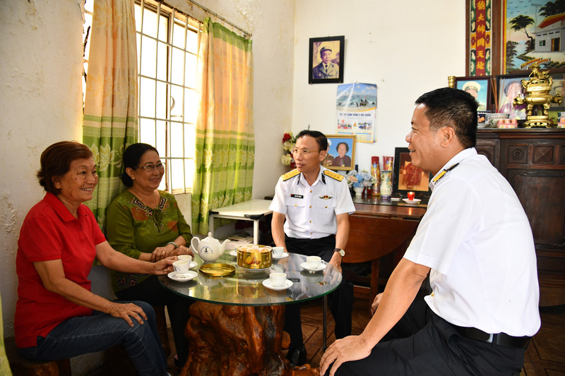Đại tá Ngô Văn Thành cùng đoàn công tác thăm hỏi, tặng quà gia đình Anh hùng Lực lượng vũ trang nhân dân Phan Văn Nhờ