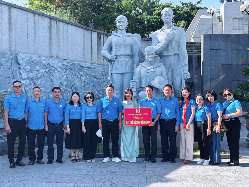 Công đoàn Công Thương Việt Nam luôn duy trì các hoạt động "Về nguồn" thường niên như một phần không thể thiếu trong công tác giáo dục truyền thống.