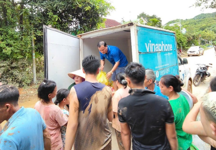 Những chuyến xe phủ màu xanh VNPT ngược dòng lũ hỗ trợ vận chuyển hàng cứu trợ, nước sạch, nhu yếu phẩm đến bà con gặp khó khăn
