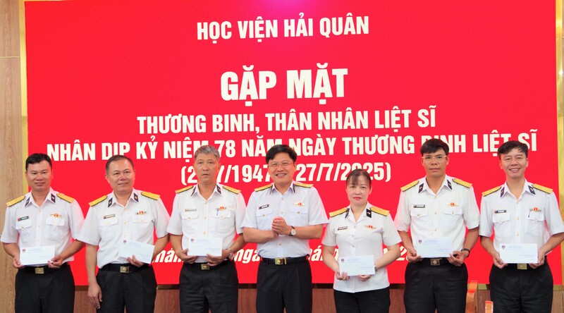 Thủ trưởng Học viện Hải quân gặp mặt thương binh, thân nhân liệt sĩ nhân dịp kỷ niệm 78 năm ngày Thương binh - Liệt sĩ. Ảnh: HVHQ