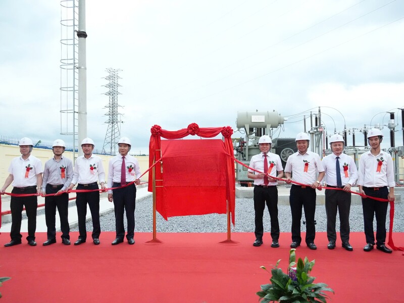 Các đại biểu thực hiện nghi thức gắn biển công trình chào mừng Đại hội đại biểu Đảng bộ Tập đoàn Điện lực Việt Nam lần thứ IV, nhiệm kỳ 2025-2030