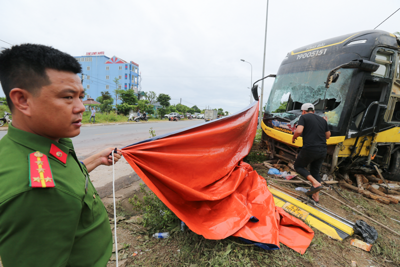 Lực lượng chức năng điều tra tại hiện trường. Ảnh: Trọng Tùng