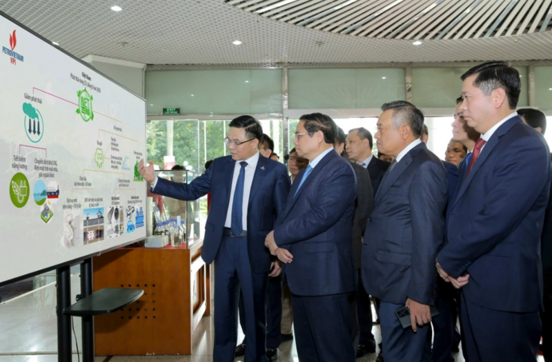 Lãnh đạo Petrovietnam báo cáo Thủ tướng Phạm Minh Chính về nghiên cứu thu hồi và lưu trữ CO2 của VPI (Ảnh: Petrovietnam)