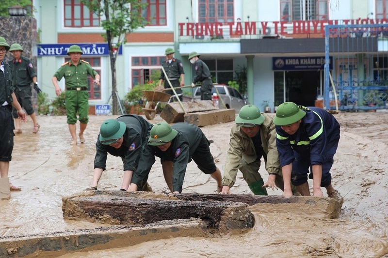 Lực lượng chức năng khắc phục hậu quả sau bão. Ảnh: Công an Nghệ An