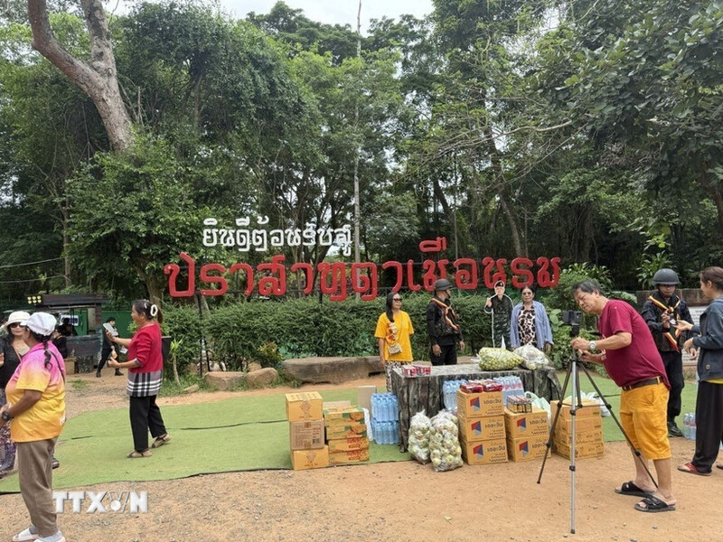 Người dân Thái Lan mang thực phẩm, nước uống đến ủng hộ binh sỹ Thái Lan tại khu vực Đền Ta Muen Thom. (Ảnh: Phạm Hải/TTXVN)